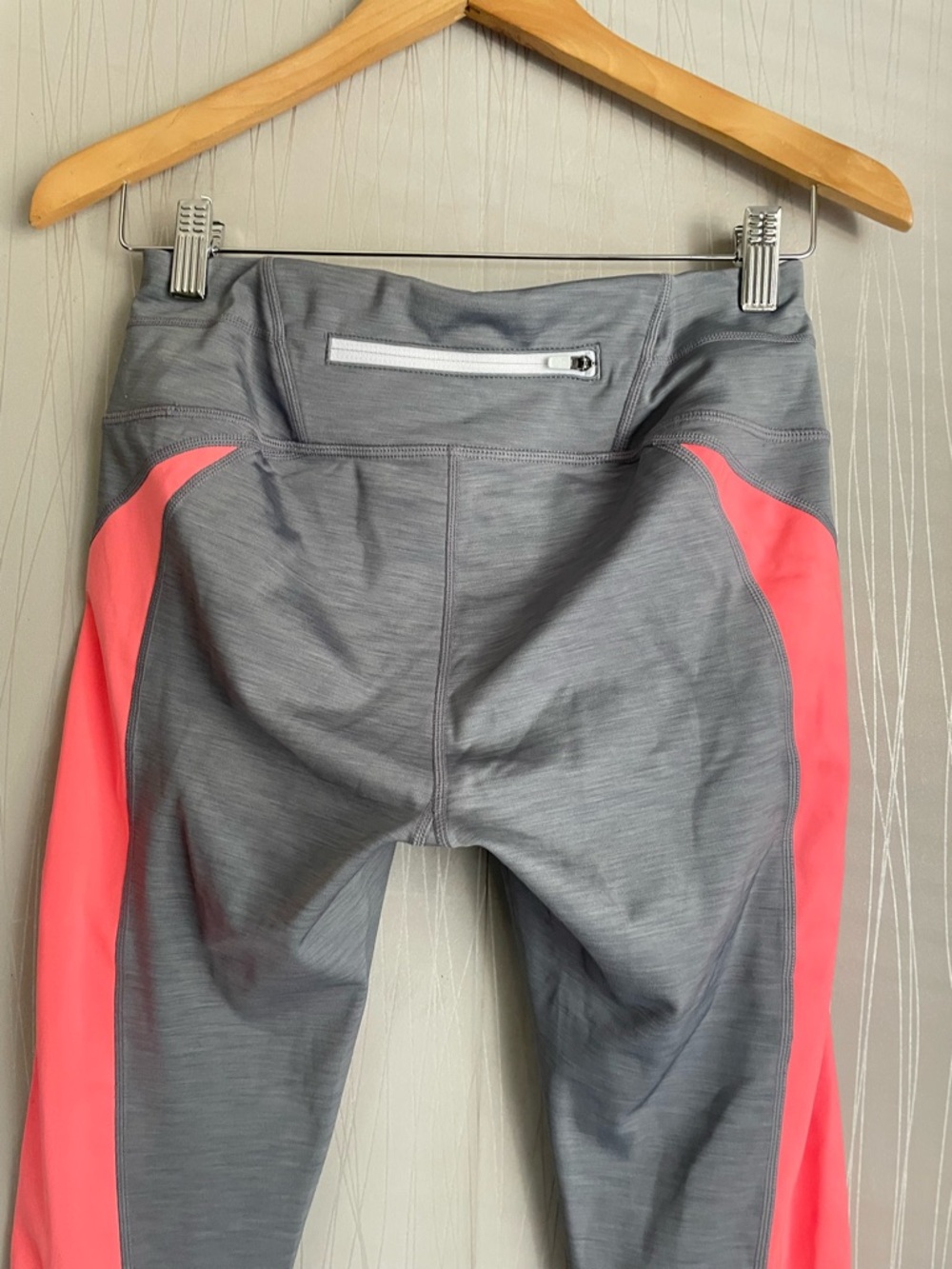 Athleta Cropped Leggings Small Gray Pink Colorblock Capri Workout Yoga Gym - Picture 8 of 9